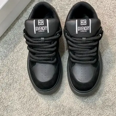 Givenchy B22 Sneakers and Slip-Ons en negro