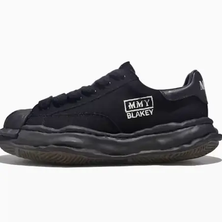 Maison MIHARA YASUHIRO en negro