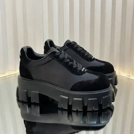 Prada Chunky Sneakers en negro